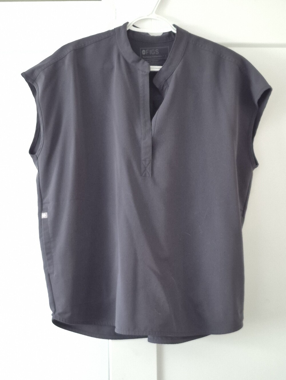 FIGS Rafaela Scrub Top In Charcoal